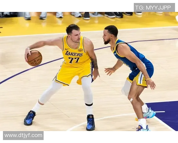 库里神勇爆发,勇士大胜湖人——篮球新传奇再书篇章 库里神勇爆发,勇士大胜湖人——篮球新传奇再书篇章