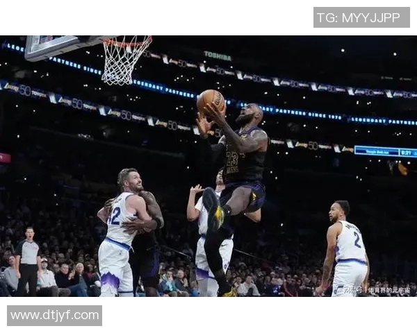 詹姆斯带领湖人逆转击败勇士，赢得季后赛首胜